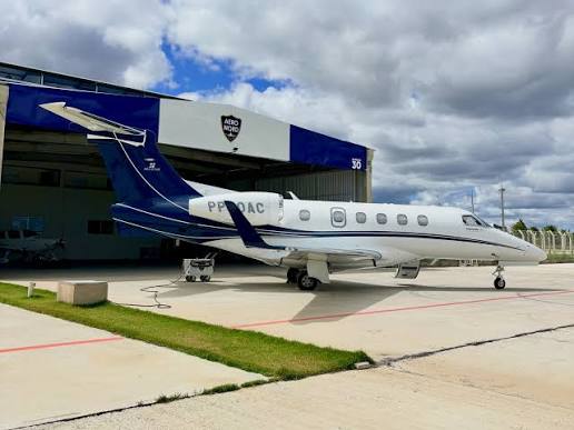 Jato executivo Phenom em frente ao hangar da Aeronord