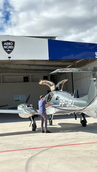 Atendimento em solo a aeronave bimotora no pátio